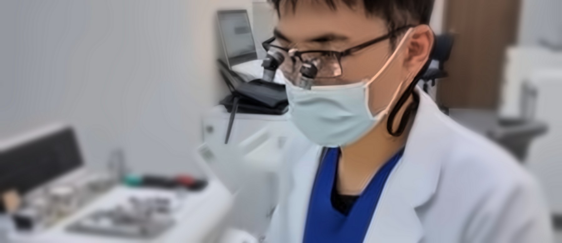 확대경을 착용하고 진료 중인 휴치과 의료진